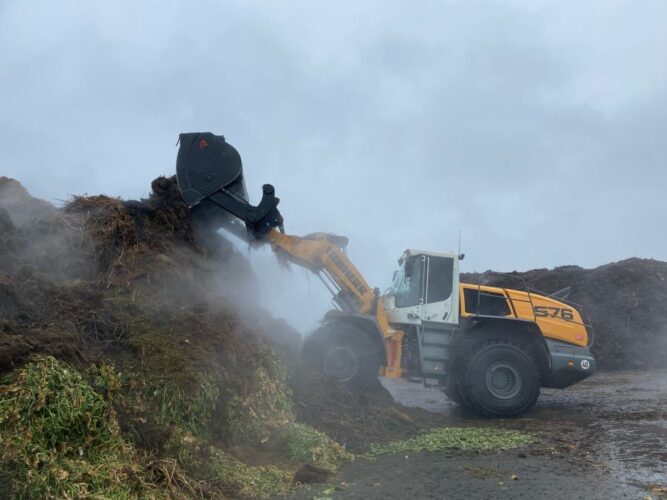 Wheel loader high tip bucket