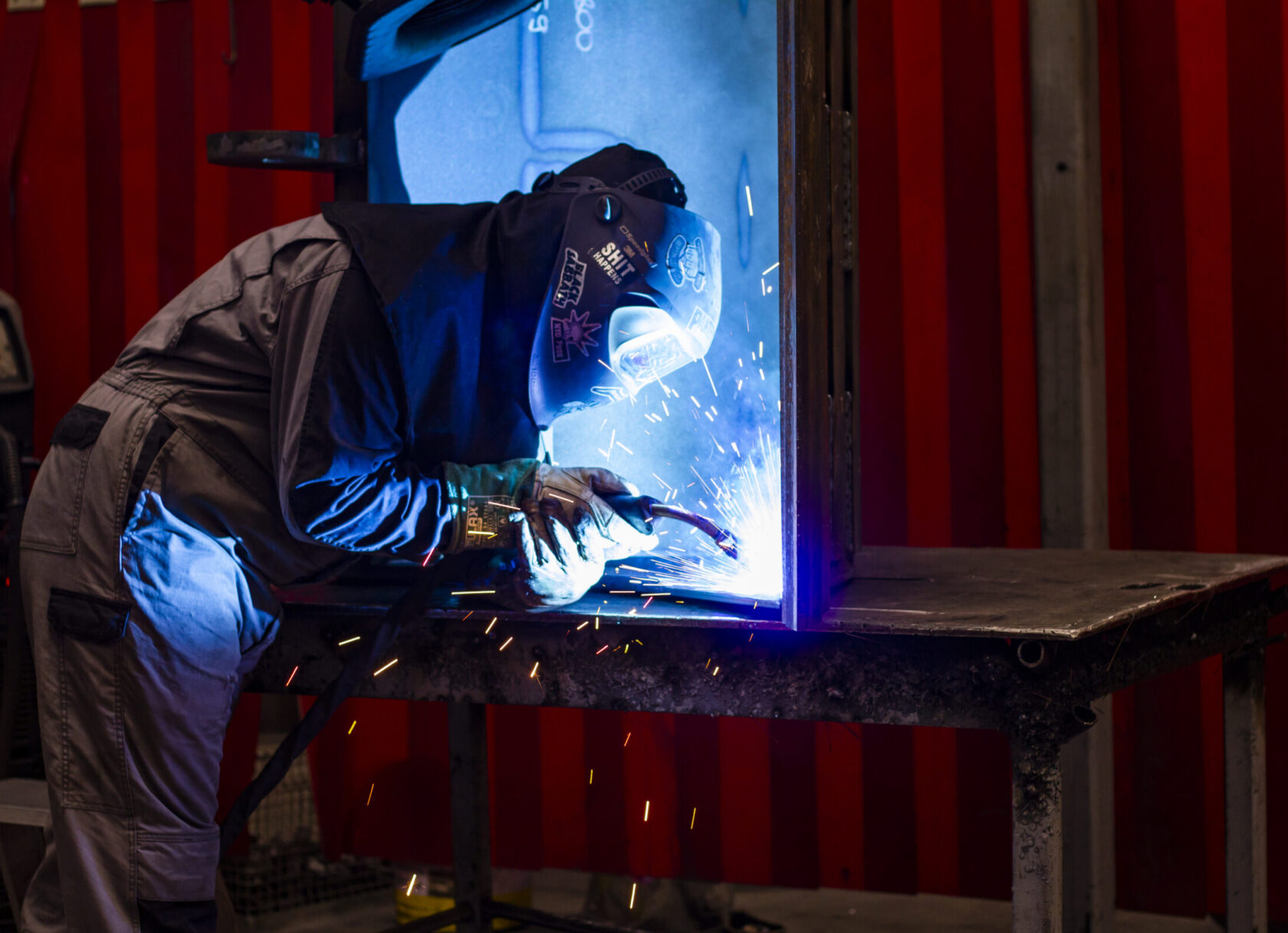 Uitrustingsstukken lassen voor graafmachines en wielladers worden in eigen beheer en op maat gemaakt.