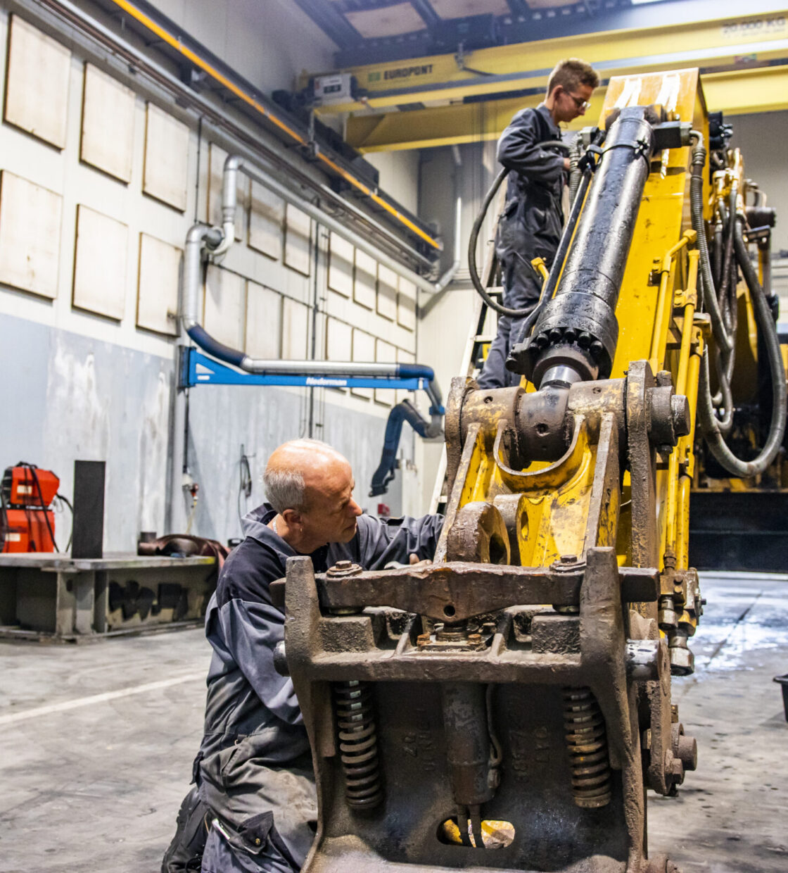 Uitrustingsstukken voor graafmachines en wielladers worden in eigen beheer en op maat gemaakt.