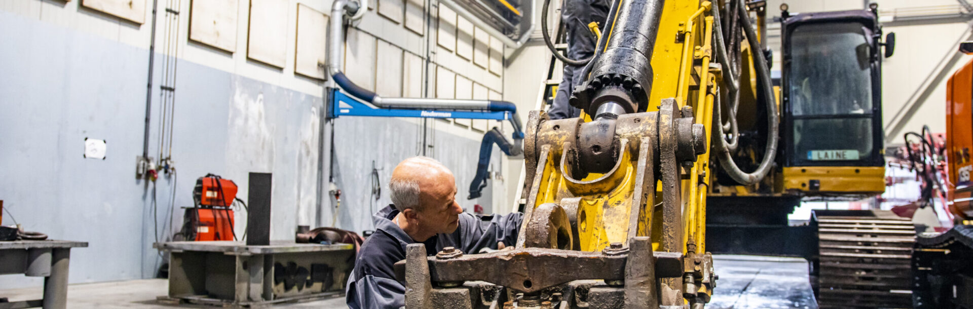 Uitrustingsstukken voor graafmachines en wielladers worden in eigen beheer en op maat gemaakt.