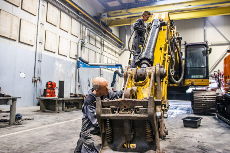 Uitrustingsstukken voor graafmachines en wielladers worden in eigen beheer en op maat gemaakt.