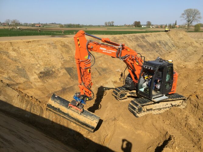 Pladdet slotenbak aan Hitachi ZX135