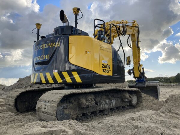 Nieuwe HITACHI ZX135US-6 rupsgraafmachine in Kloosterman geel