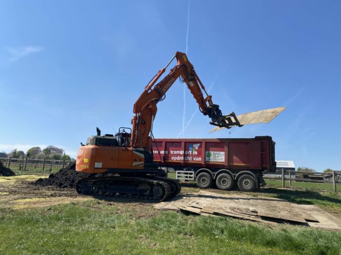 Pladdet Hitachi ZX180 Klant Busschaert (1)