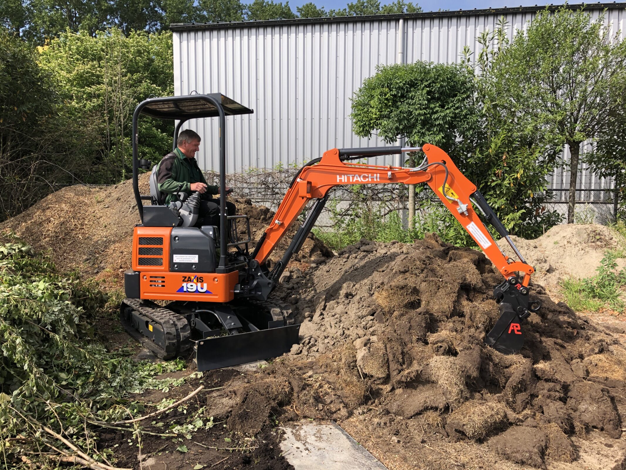 Nieuwe HITACHI ZX19U-6 Canopy voor Hoveniersbedrijf De Groene Wens - Pladdet Nieuwe HITACHI ZX19U-6 Canopy voor Hoveniersbedrijf De Groene Wens - Pladdet