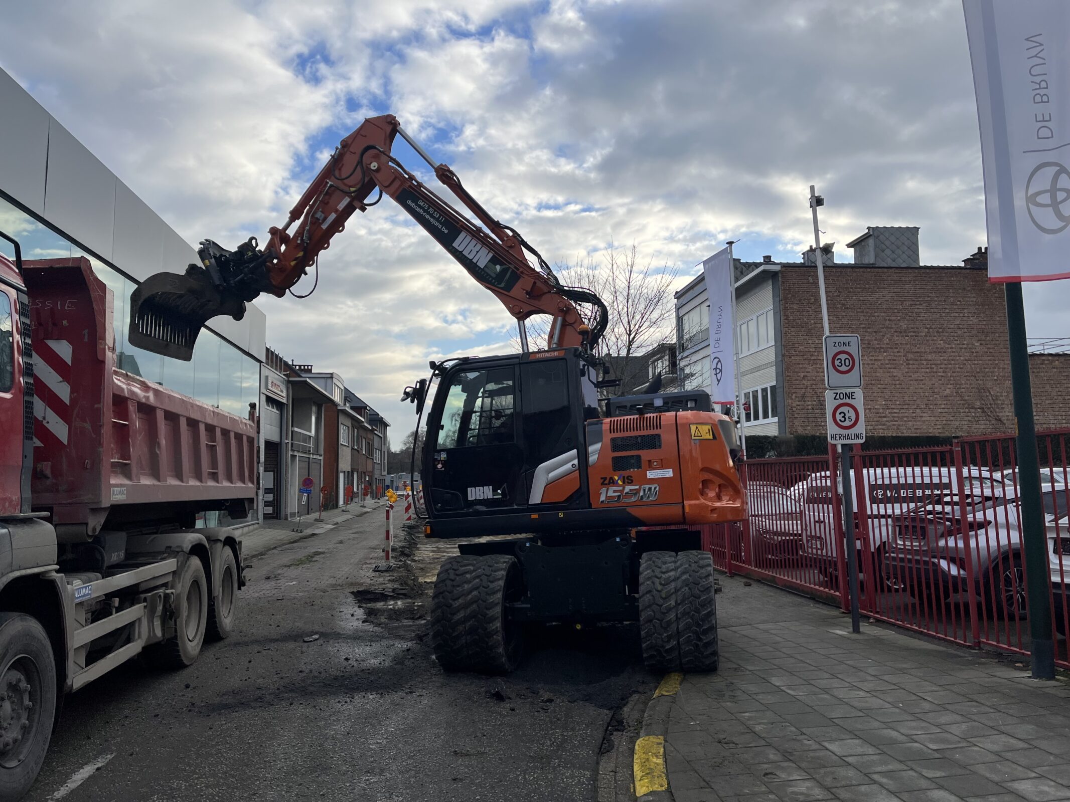 Nieuwe Hitachi graafmachine ZX155 W-7 voor firma de Baets Nieuwe Hitachi graafmachine ZX155 W-7 voor firma de Baets
