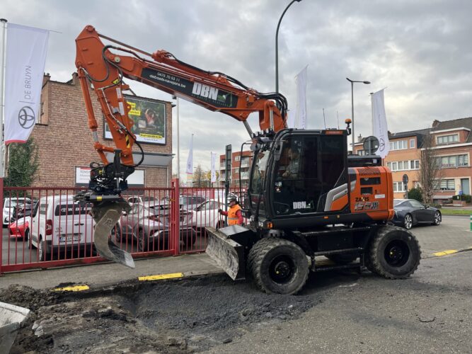 Pladdet Hitachi ZX 155w 7 De Baets (1)