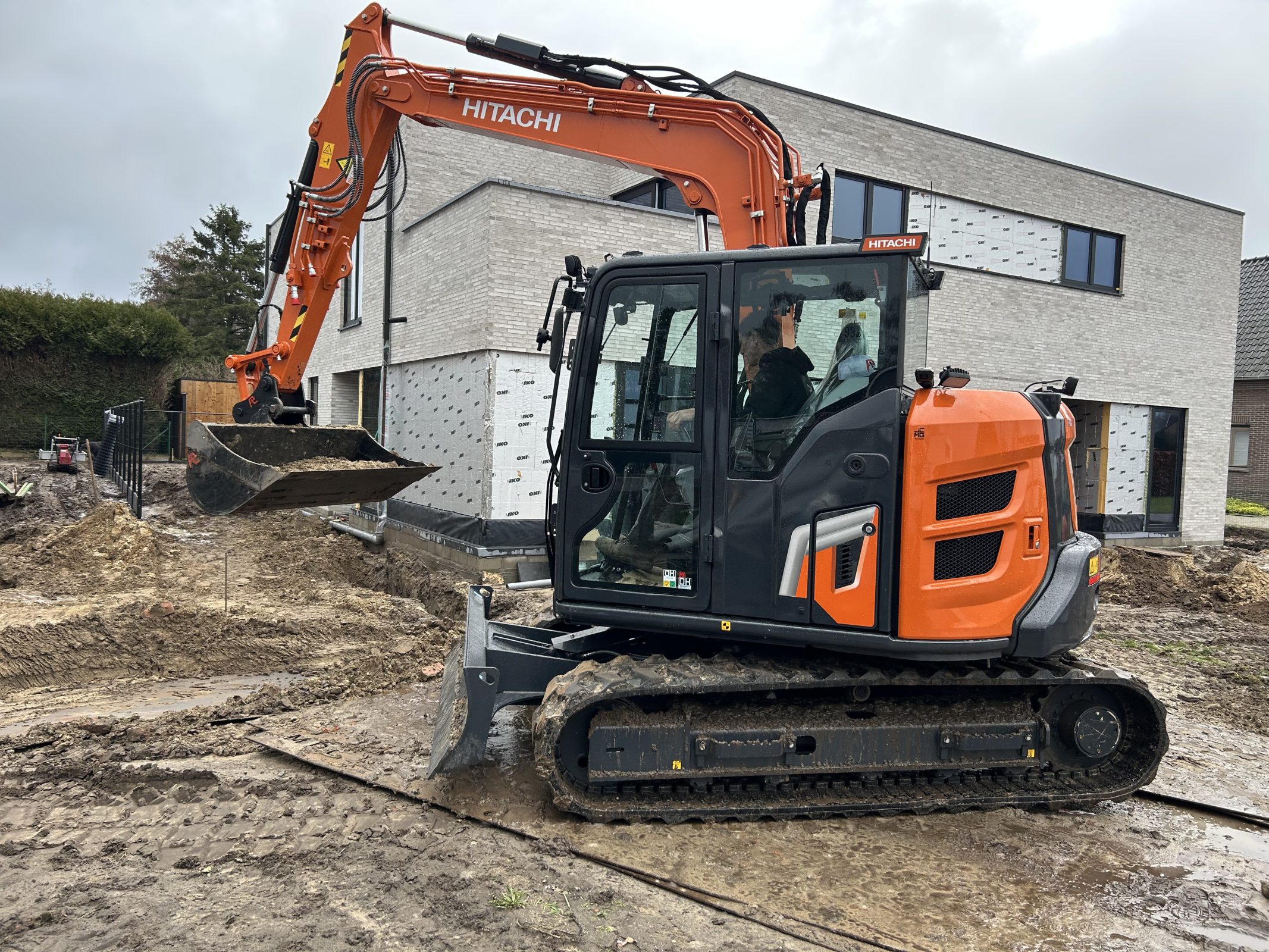 Pladdet levert vernieuwde Hitachi ZX95US-7 af aan Gebr. Van Duyse