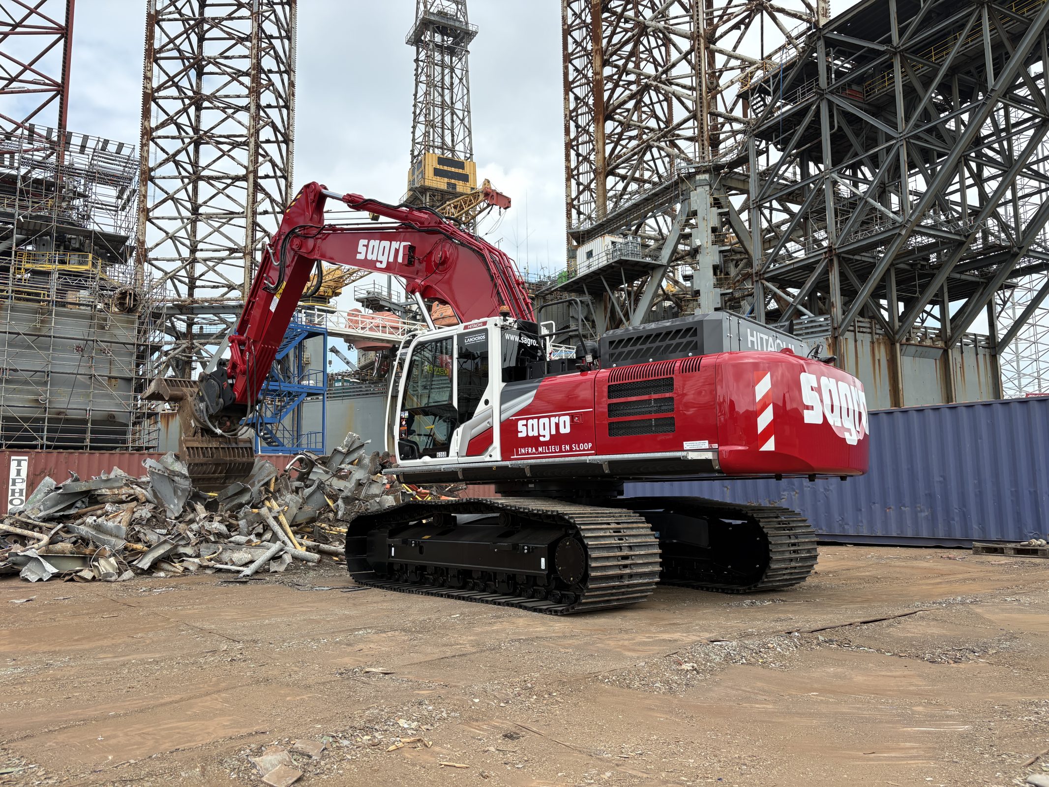 Nieuwe HITACHI ZX350LC-7 voor Sagro Materieel BV - Pladdet
